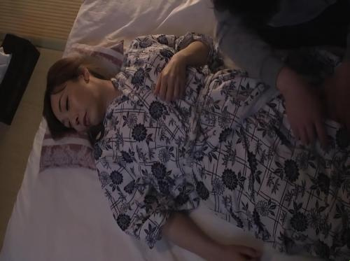 Il s'est faufilé dans la chambre au milieu de la nuit et a violé sa belle-mère