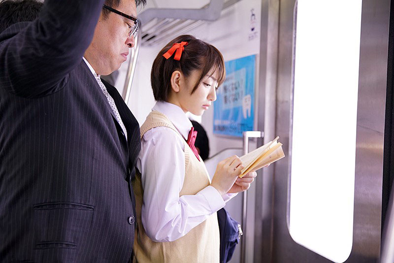 MUDR-013 Isang babaeng mag-aaral sa subway