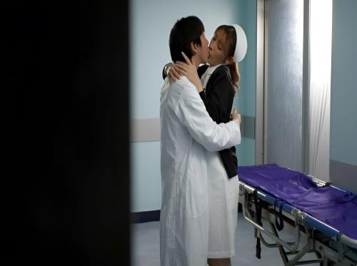 Diam-diam jatuh cinta dengan seorang jururawat muda
